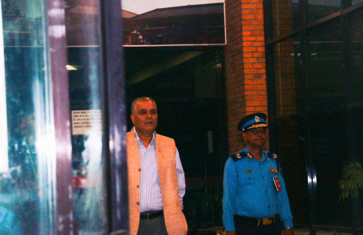 ‘फोटो पत्रकार भाइहरुलाई, धन्यवाद दिदै विमानस्थलबाट बिदा भए लोकमान..