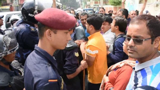 तोकेभन्दा बढी सुविधा माग्दै अस्थायी शिक्षक