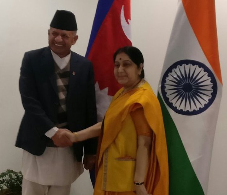 परराष्ट्रमन्त्री ज्ञवाली र भारतीय विदेशमन्त्री सुशमा स्वराजबीच भेटवार्ता, नयाँ हवाई रुटबारे छलफल