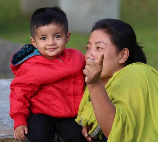 आमा र मन्त्रालयको जिम्मेवारीमा ब्यस्त मन्त्री