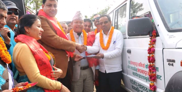 कांग्रेस नेता बानियाले गरे एम्बुलेन्स सहयोग ।