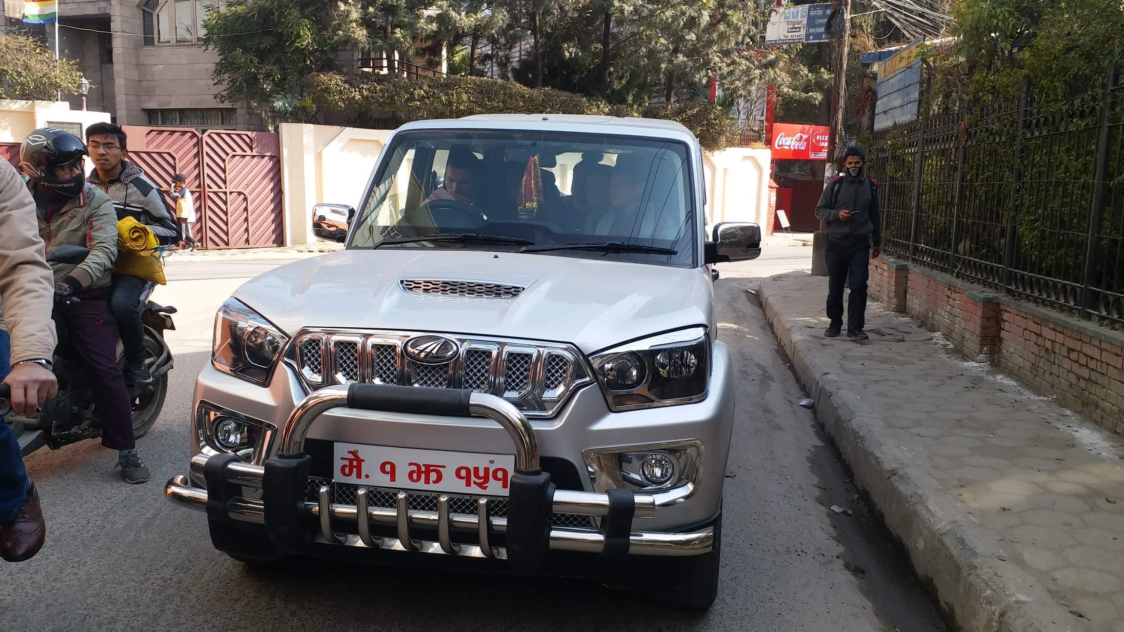 प्रधानमन्त्री कार्यालयका सचिवको गाडी नेविसंघको कब्जामा