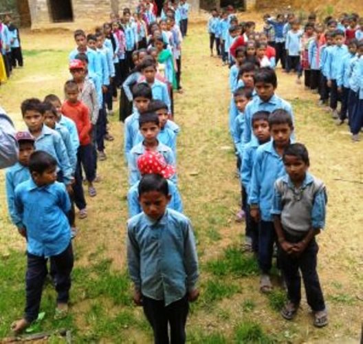 काभ्रेको सर्वोद्वार माविका विद्यार्थीलाई लुगा, जुत्ता लगायतका सामग्री वितरण