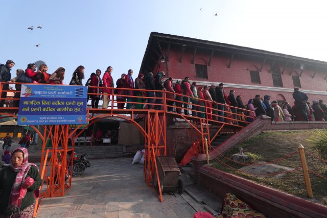 पशुपतिलगायत देशभरका शिवालयमा बिहानैदेखि भक्तजनको भीड
