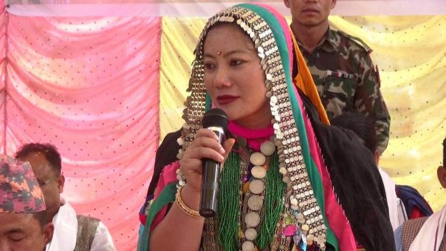 मन्त्री बीना मगर राना थारू पहिरनमा यस्ती देखिइन्