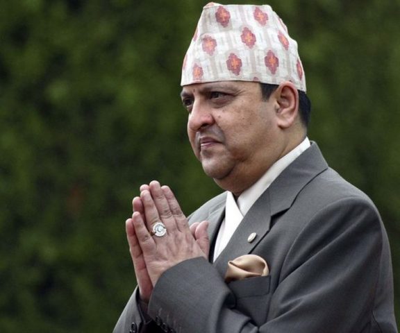 पूर्वराजा सपरिवार भारत भ्रमण जाँदै