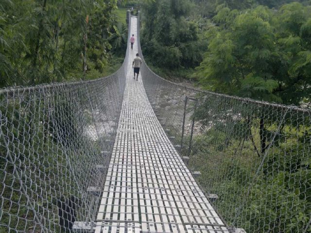 नौ वटा झोलुङ्गे पुल अलपत्र