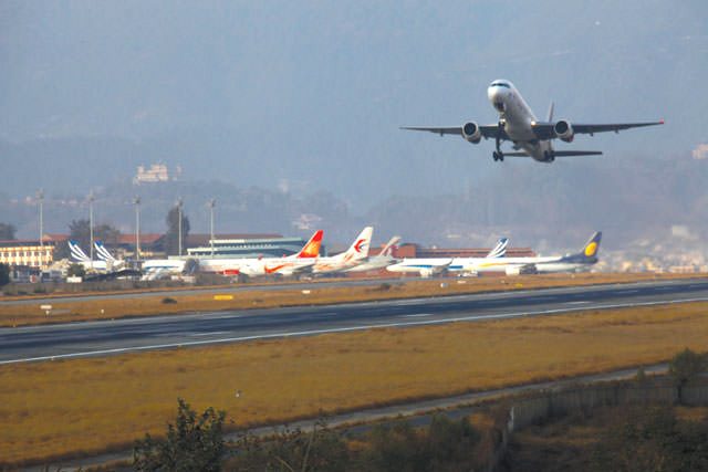 ४० वर्षपछि धावनमार्ग कालोपत्रे गर्न सुरु, विमानस्थल १० घन्टा बन्द हुने