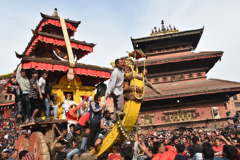 भक्तपुरमा विस्केट जात्रा सुरु, जति रमाइलो त्यति नै खतरा