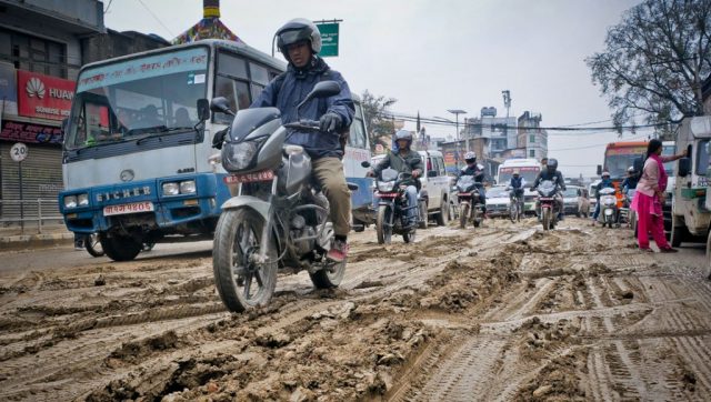 चाबहिल–साँखु सडकखण्ड : धुलोले आक्रान्त ट्राफिक प्रहरी