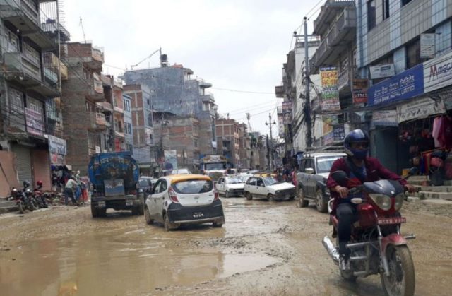 चाबहिल–साँखु सडकखण्ड : धुलोले आक्रान्त ट्राफिक प्रहरी