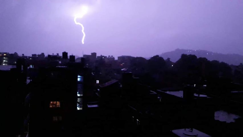काठमाडौँ सहित धेरै स्थानमा विहानैदेखि आकाशै अध्यारो हुने गरी वर्षा