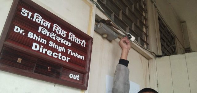 क्षयरोग केन्द्रका निर्देशकको कार्यकक्षमा युवा विद्यार्थी संगठनको तालाबन्दी