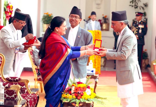 राष्ट्रपति विद्यादेवी भण्डारीद्वारा पहिलो र दोस्रो संविधानसभा सदस्यलाई संविधानसभा पदकबाट सम्मानित