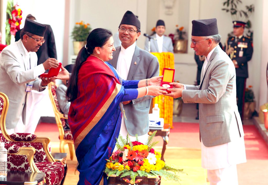 राष्ट्रपति विद्यादेवी भण्डारीद्वारा पहिलो र दोस्रो संविधानसभा सदस्यलाई संविधानसभा पदकबाट सम्मानित