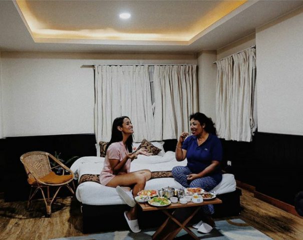 मातातिर्थ औशीमा सामाजिक सञ्जालमा छाएका रेखा थापादेखि प्रियंका कार्कीका आमाहरु
