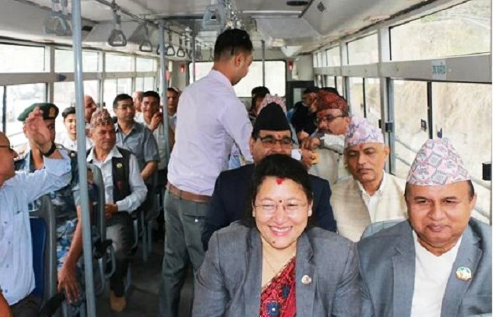 जब मुख्यमन्त्रीका जोडी सार्वजनिक बस चढे