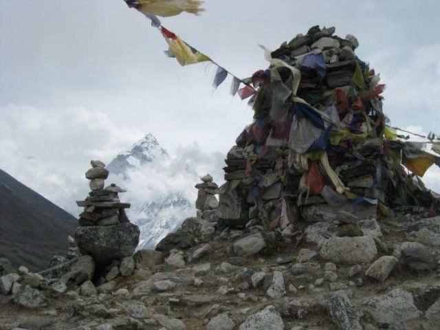 सगरमाथाबाट ढुंगा ल्याउँदा २ शेर्पा र १ अमेरिकी किन पक्राउ परे ?
