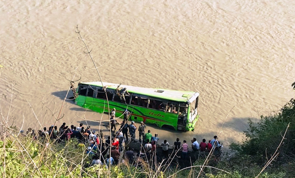 दुर्घटना अपडेट : त्रिशुलीमा बस खस्दा ४ जनाको मृत्यु, २५ घाइते