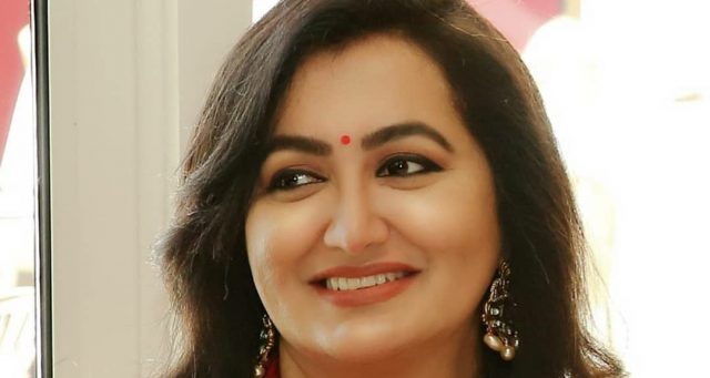 यी हिरोइनले स्वतन्त्र चुनाव लडेर पूर्वप्रधानमन्त्रीका नाती तथा मुख्यमन्त्रीका छोरालाई हराइन्
