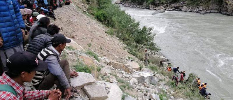 गोताखोरले पनि जिपमा सवार यात्रु भेट्टाउन सकेन