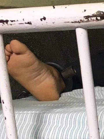 रेशम चौधरीको यसरी साङ्लोले बाँधेर उपचार हुँदैछ