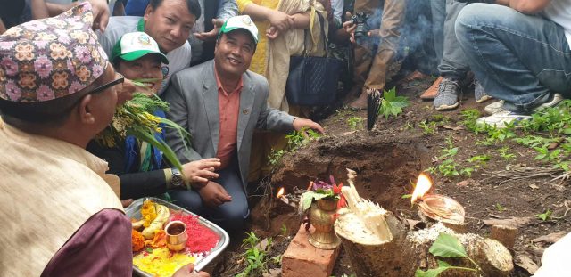 वातावरण दिवसमा खानेपानी मन्त्रीद्वारा भक्तपुरमा वृक्षारोपण तथा हरित पार्कको शिलान्यास