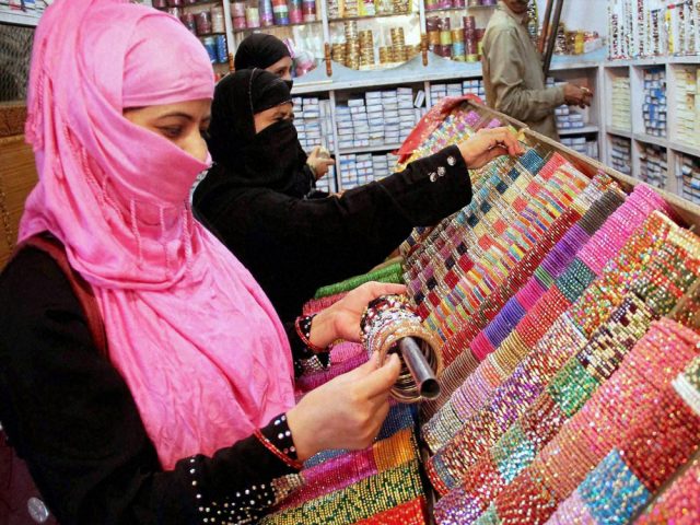 साँघुरो गल्लीभित्र चुरा र मेहन्दीको व्यापार