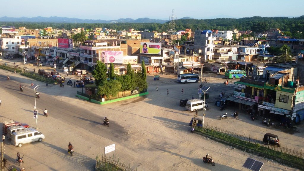 पूर्वपश्चिम राजमार्गमा पुल भत्कियो, यात्रु अलपत्र कतिपय जोखिम मोलेर खोला तर्दै