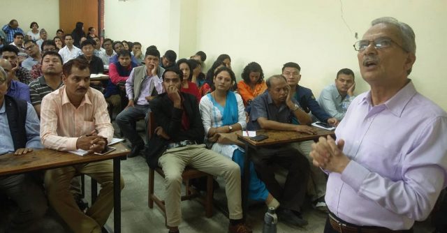 पिएचडीका विद्यार्थीलाई पढाउँदै डा. बाबुराम भट्टराई