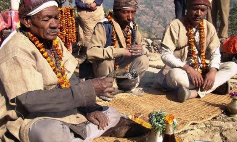 उपचारका लागि चिकित्सक खोज्दै धामीझाँक्री