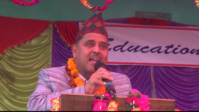 विद्यार्थीलाई पार्टीको झण्डा बोकाउनुहुन्न ः मन्त्री धिमिरे