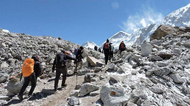 पर्यटकले लुक्लामा होटल भरीभराउ