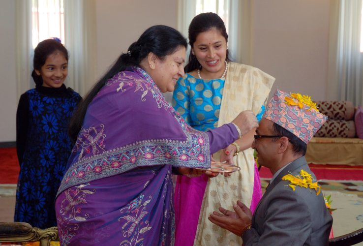 राष्ट्रपति भण्डारीको टीकामा पत्रकार निषेध, पूर्वराजाले पत्रकारकै सामुन्ने लगाए टीका