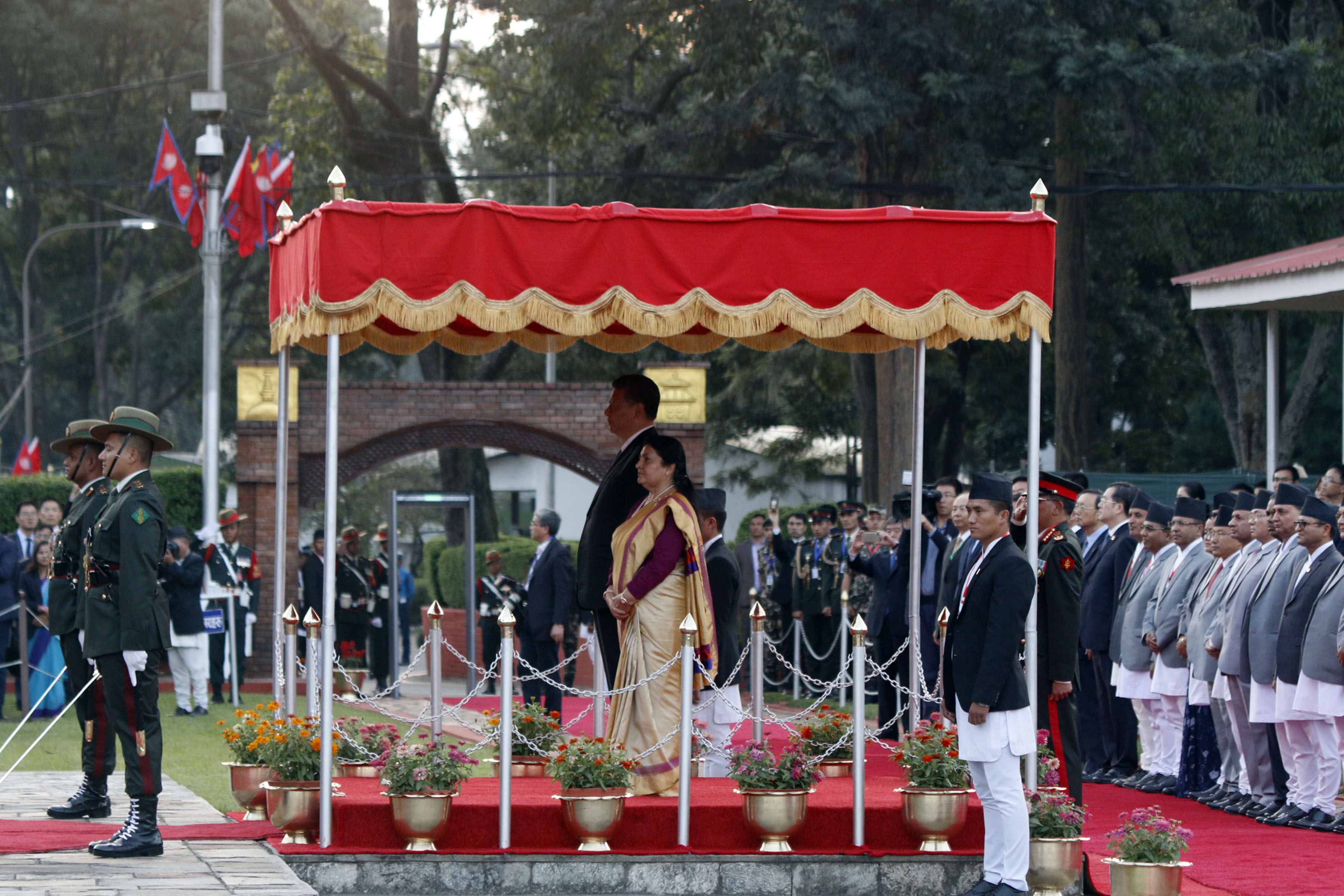 चिनियाँ राष्ट्रपतिलाई यसरी सम्मान गरियो विमानस्थलमा