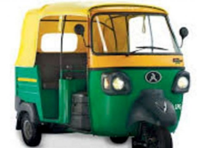 राहदानी फ्याँकेर अटो समाउँदै रोल्पाली युवा
