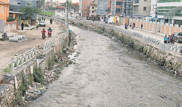 विष्णुमति र बालकुमारी करिडोर कालोपत्र नहुँदा समस्या