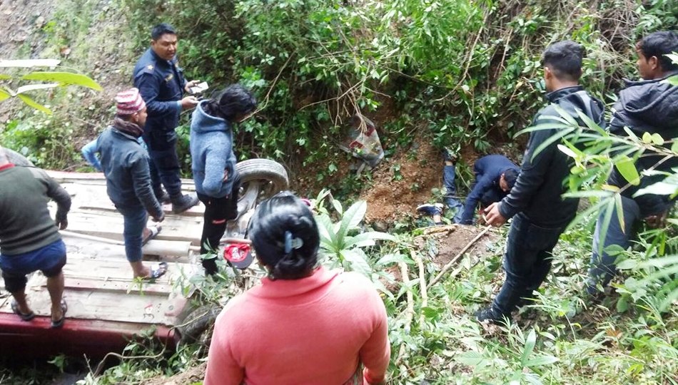 नरपानीमा कार दुर्घटना तीनको मृत्यु, दुई घाइते