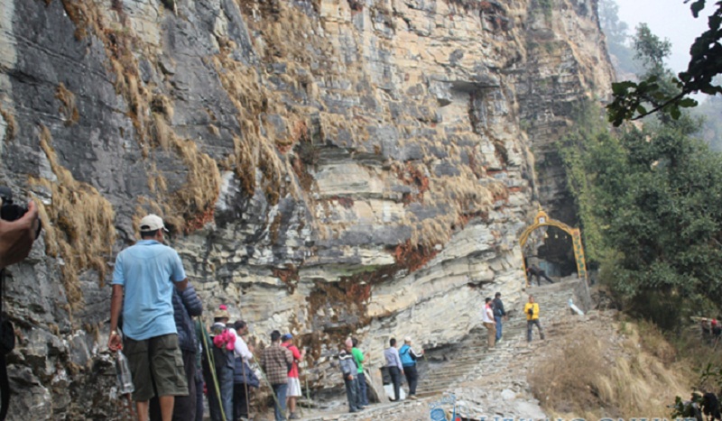 श्रमदान गरेर पदमार्ग निर्माण