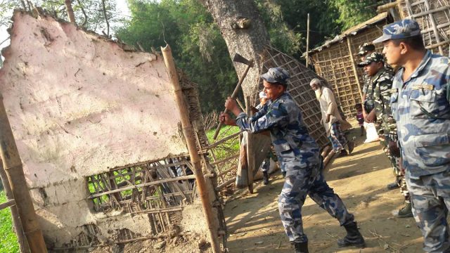नेपाली भूमि मिचेर भारतीयले बनाएका टहरा सशस्त्र प्रहरीले भत्कायो