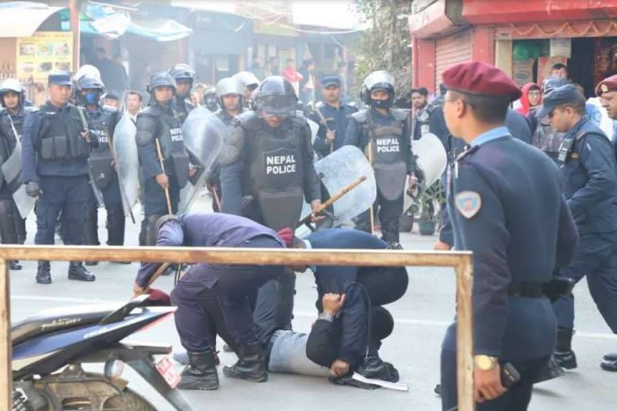 फुटबल समर्थकमाथि प्रहरीको लाठी चार्ज