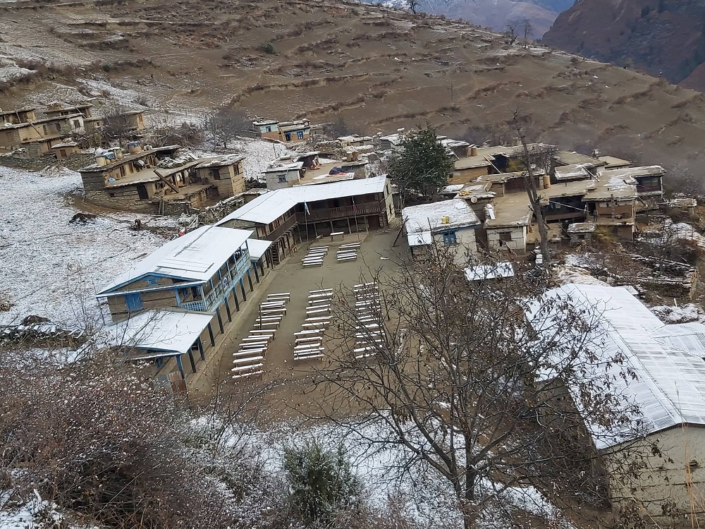 हिमपातले परीक्षार्थी थरथर काप्दै, परीक्षा दिँदै