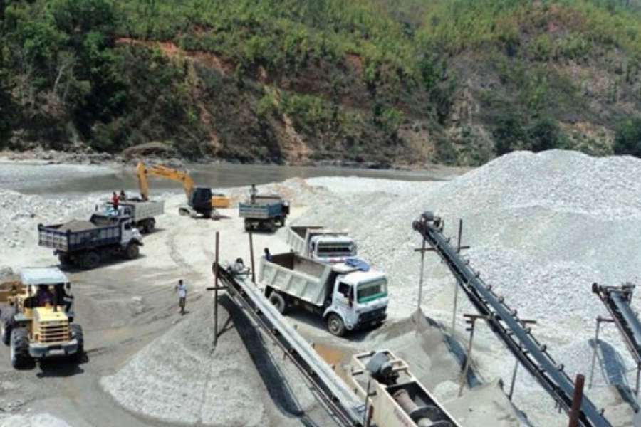 तीन उद्योग बन्द गर्न निर्देशन