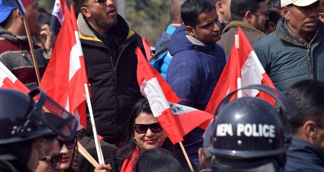तरुण दल उत्रियो सडकमा
