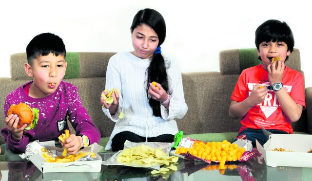 बच्चाको हातमा खाजा :आमाको हातमा पैसा