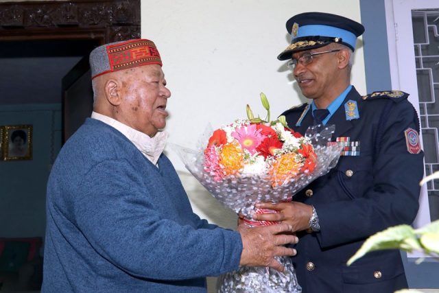 आइजीपी ज्ञवालीले पूर्व आइजीपी बराल र थापालाई भेटे