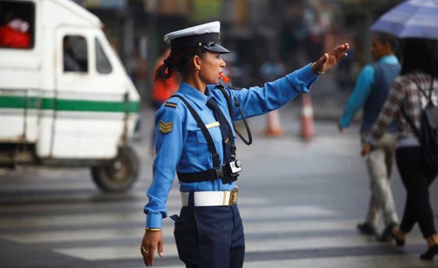 सवारी साधन र धुलोसँगै बित्छ ट्राफिक प्रहरीको दैनिकी