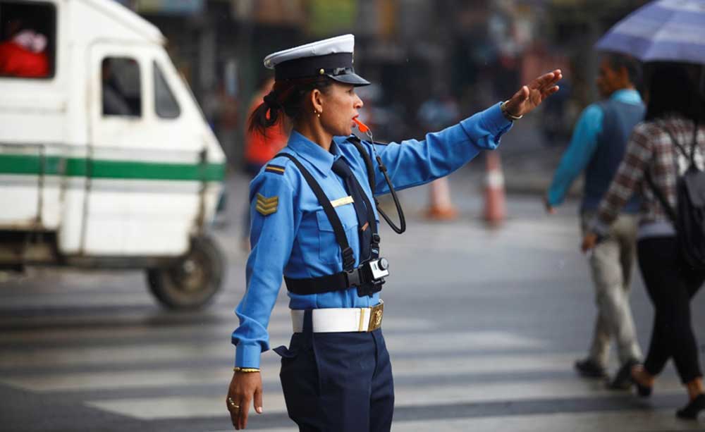 सवारी साधन र धुलोसँगै बित्छ ट्राफिक प्रहरीको दैनिकी