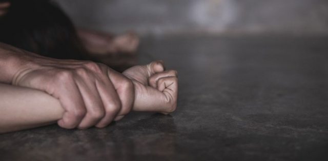 ‘औषधि’ खुवाएर अटोभित्रै बलात्कार