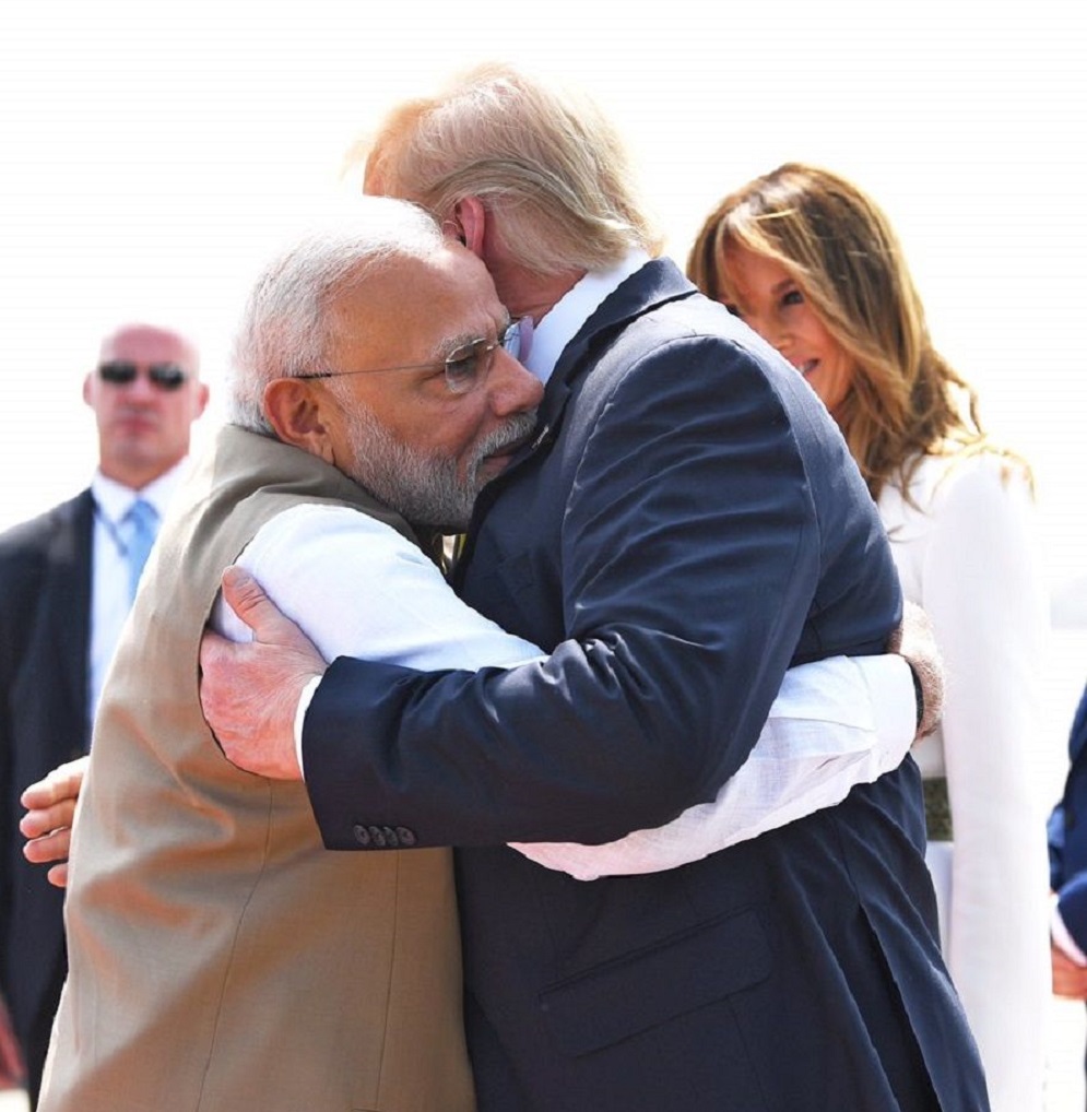 किन ट्रम्पले मोदीको कोटभित्र हात हाले